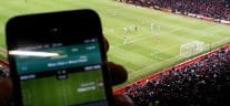 Die geöffnete App eines Zuschauers in einem Fußballstadion. 