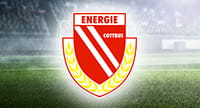 Das Logo von Energie Cottbus und im Hintergrund ein Stadion.