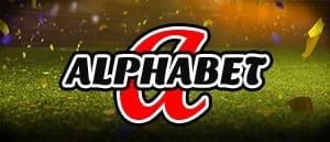Das Logo der Alphabet Wette und im Hintergrund ein Fußballplatz.