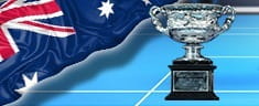 Im Hintergrund die australische Flagge und im Vordergrund der Pokal der Australian Open.