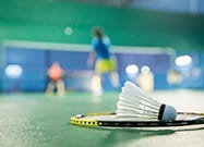 Zwei Badminton Spielerinnen in der eigenen Spielhälfte.