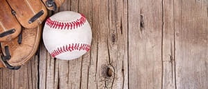 Ein Baseball im Fanghandschuh.