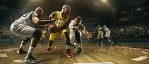 Zwei Basketballspieler in Aktion.