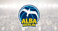 Das Logo von Alba Berlin und im Hintergrund eine Szene aus einem Basketballspiel.