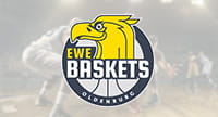 Das Logo der Baskets Oldenburg und im Hintergrund eine Szene aus einem Basketballspiel.
