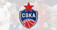 Das Logo von ZSKA Moskau und im Hintergrund eine Szene aus einem Basketballspiel.