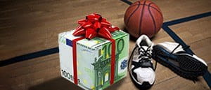Ein Basketball, Schuhe und ein Geldpaket mit einer Schleife auf der Spielfläche.
