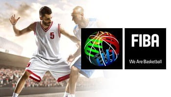 Eine Basketballszene mit 2 Spielern und das Logo des Weltverbandes.