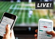 Auf zwei Handys werden Live Wetten platziert und im Hintergrund läuft ein Tennisspiel.