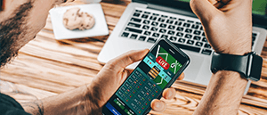 Ein Spieler freut sich über einen Wettgewinn.