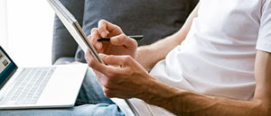 Ein Spieler bereitet seine Wetten vor.