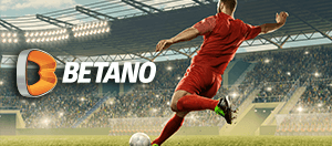 Ein Fußballspieler und das Logo von Betano.