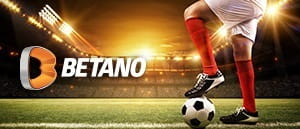 Ein Fußballspieler und das Logo von Betano.