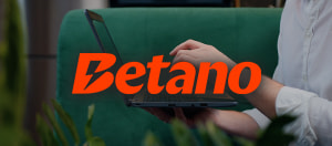 Ein Fußballer, ein Tennisspieler, ein Handy und das Betano Logo.