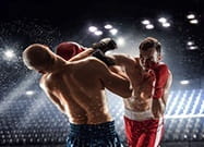 Zwei Boxer kämpfen gegeneinander.