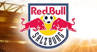 Das Logo von RB Salzburg und im Hintergrund ein Stadion.