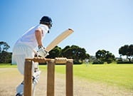 Ein Schlagmann beim Cricket in Aktion.