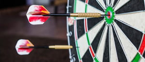 Eine Szene aus einem Duell beim Darts.