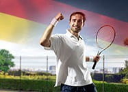 Ein jubelnder Tennisspieler und die deutsche Fahne und ein Tennisplatz im Hintergrund.