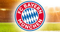 Alt: Das Logo von Bayern München und im Hintergrund ein Stadion.