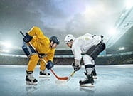 Eine Spielszene aus einem Eishockeyspiel.