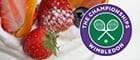 Erdbeeren mit Sahne und das Wimbledon-Logo.