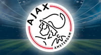 Das Logo von Ajax Amsterdam und im Hintergrund ein Stadion.