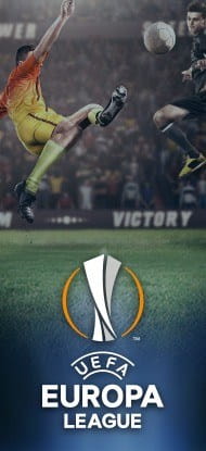 Zweikampf zwischen zwei Fußballspielern und das Logo der Europa League.