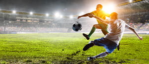 Eine Szene aus einem Fußballspiel.