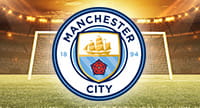 Das Logo von Manchester City und im Hintergrund ein Stadion.