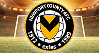 Das Logo von Newport County und im Hintergrund ein Stadion.
