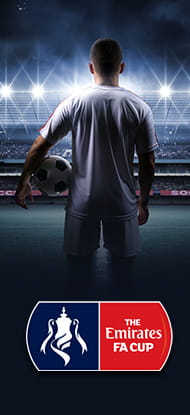 Ein Fußballspieler und das Logo vom FA Cup.