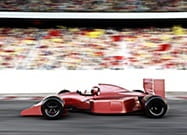 Ein Formel 1 Wagen auf der Rennstrecke.