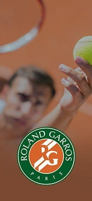 Ein Tennisspieler und das Logo der French Open.