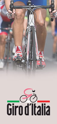 Ein Radfahrer und das Logo vom Giro d’Italia. 