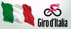 Das Logo des Giro d’Italia und eine italienische Fahne. 