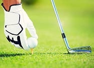 Ein Golfspieler in Aktion.