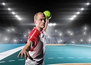 Ein Handballspieler beim Wurfversuch.