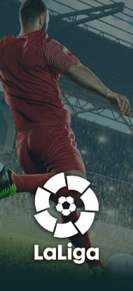 Ein spektakulärer Schuss eines Fußballers und das Logo von La Liga.
