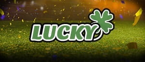 Das Logo der Lucky Wette und im Hintergrund ein Fußballplatz.