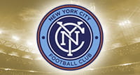 Das Logo von New York City und im Hintergrund ein Stadion.