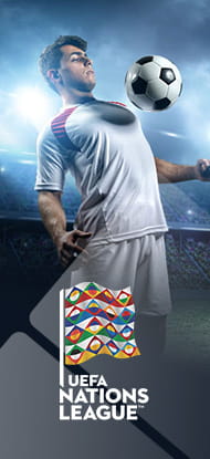 Ein Fußballspieler und das Logo der Nations League.
