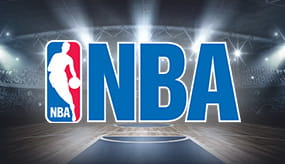 Ein Basketballfeld und das Logo der NBA.