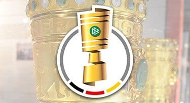 Das Logo des DFB-Pokals und im Hintergrund der echte Pokal.