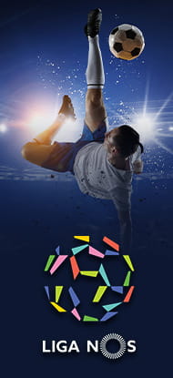 Ein Fußballspieler und das Logo der Primeira Liga.