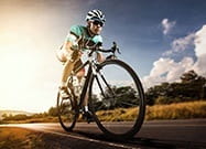 Ein Radfahrer unterwegs auf der Straße.