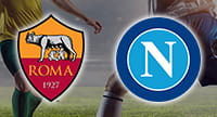 Ein Fußballplatz und die Logos des SSC Neapel und des AS Rom im Vordergrund.