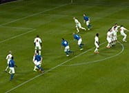 Eine Spielszene aus dem Virtual Football mit vielen Spielern mit weißen und blauen Trikots.