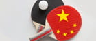 Ein Tischtennisschläger mit der Flagge Chinas.