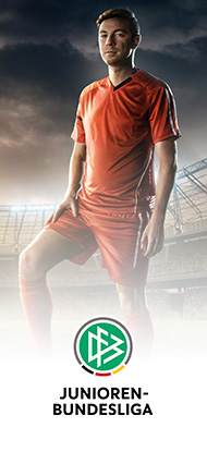 Ein Fußballspieler und das Logo der U19 Bundesliga.